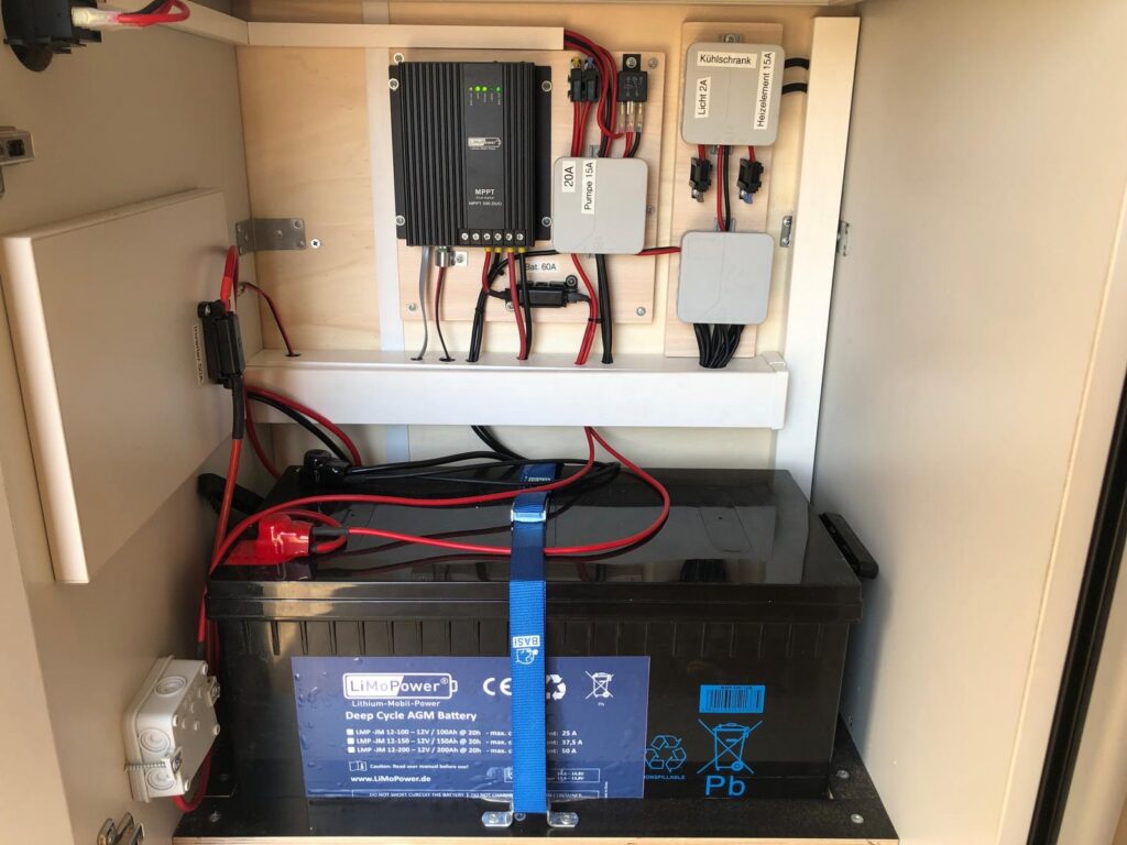 Batterie zur Stromversorgung des Bauwagens