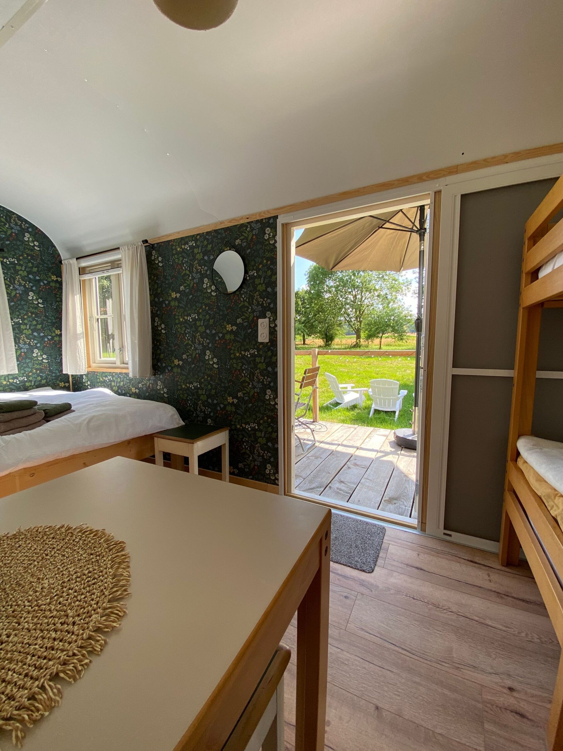 Wohnbereich eines Bauwagens mit Ausblick nach drauÃŸen.