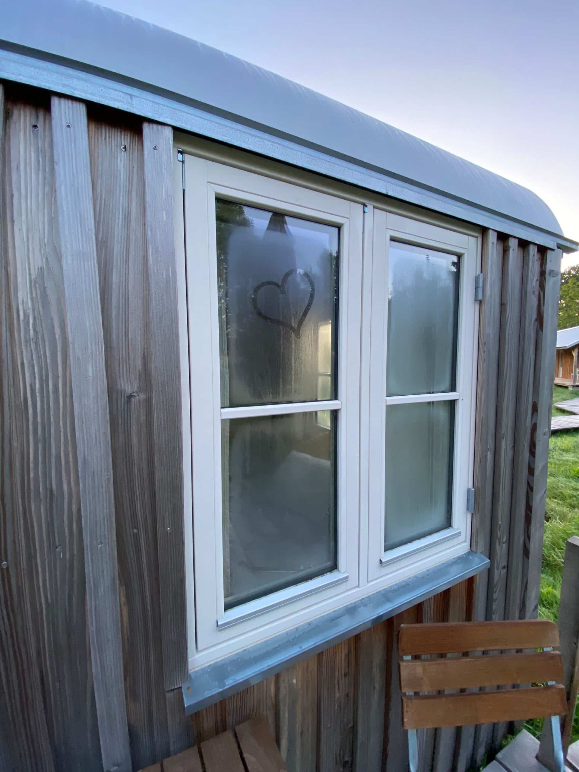 Herz an beschlagenem Bauwagenfenster